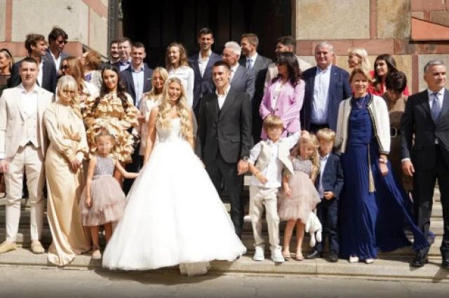 На сватбата на брат си: Джокович пее балкански хитове, приканвайки гостите да му дават бакшиш