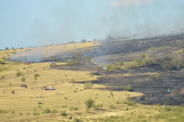  Голям пожар гори на боен полигон Сливница, към селата Безден, Опицвет и Мало Малово - СНИМКИ + ВИДЕО 
