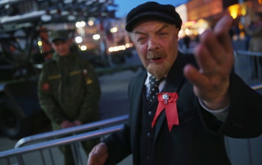 Пушкин „се дуелира” и с Ленин (Видео)