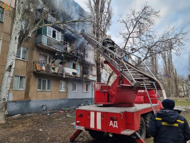 Жилищни сгради горят в Николаев