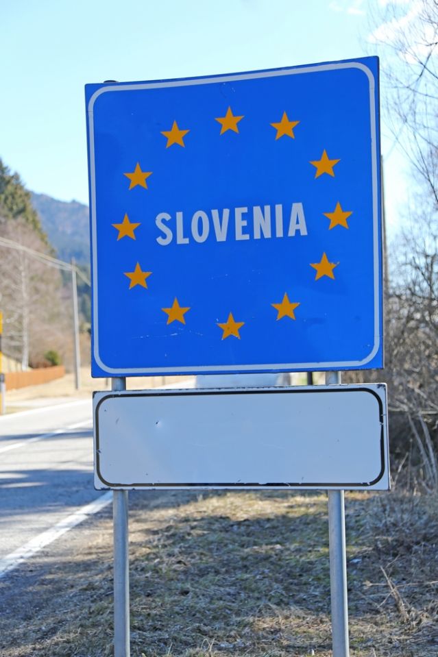 Словения символично премахна първите метри от оградата на границата си с Хърватия 