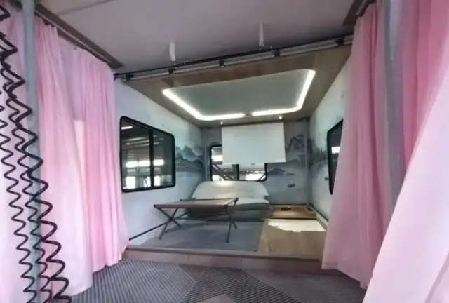 Двуетажен кемпер с тераса