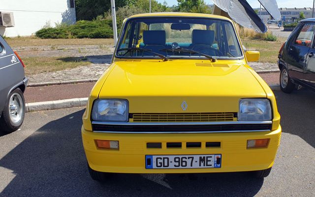 Пътувахме назад във времето с култовото Renault R5