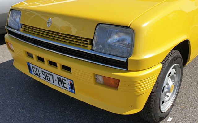 Пътувахме назад във времето с култовото Renault R5