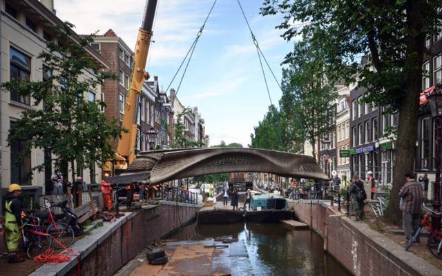 Първият в света мост от неръждаема стомана отпечатан на 3D-принтер бе инсталиран в Амстердам