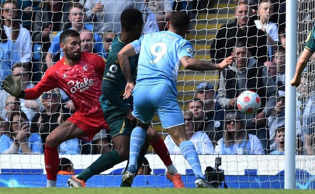  Манчестър Сити усили преднината си на върха пред Ливърпул след 5:1 против Уотфорд 