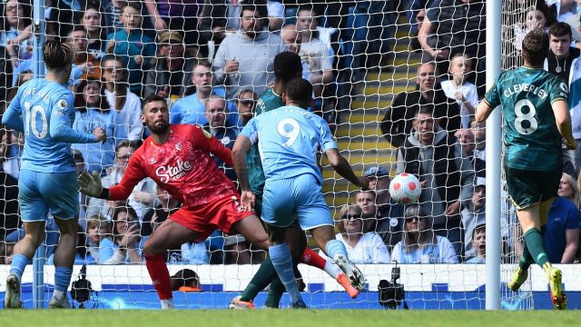  Манчестър Сити усили преднината си на върха пред Ливърпул след 5:1 против Уотфорд 