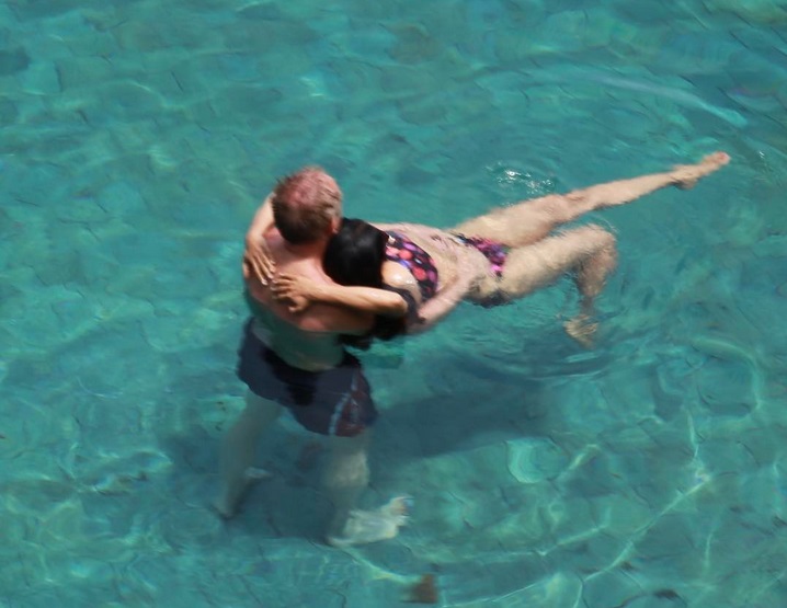 Салма Хайек хвърли дрехи и се отзова на зова на дивото