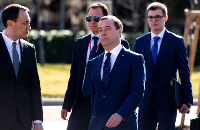 Борисов посрещна Медведев в София