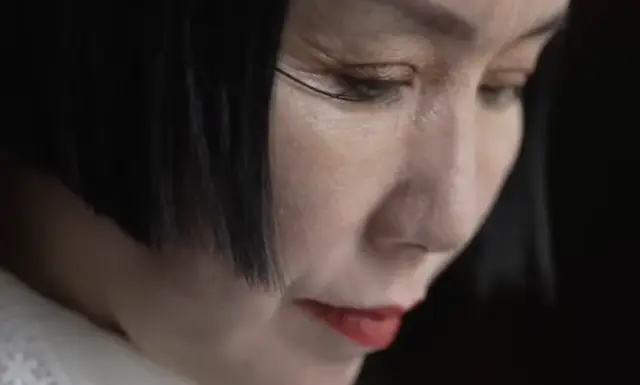 Жената с рекордно дълги мигли: Историята на Ю Цзянся и уникалното ѝ постижение