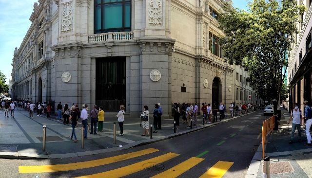  Огромни опашки се извиха пред испанските банки 