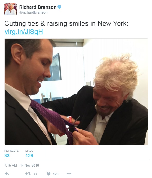 Ричард Брансън отряза вратовръзката на непознат в Ню Йорк