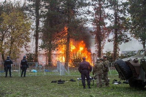 Мигранти изгориха палатков бежански лагер в Словения