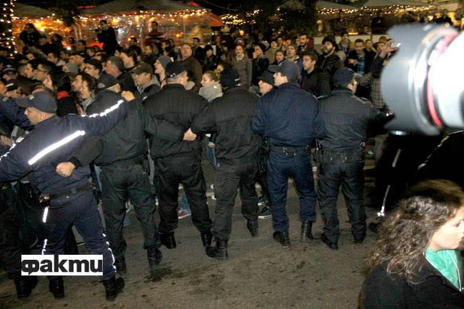 Изхвърлиха със сила Сидеров от НАТФИЗ: Вън, вън - скандираха студентите