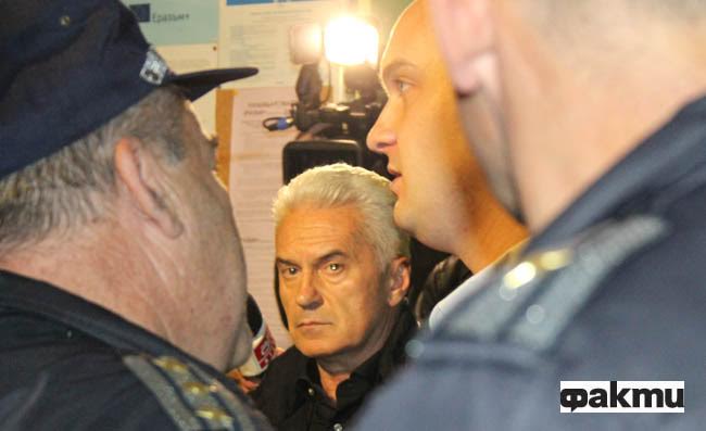 Изхвърлиха със сила Сидеров от НАТФИЗ: Вън, вън - скандираха студентите