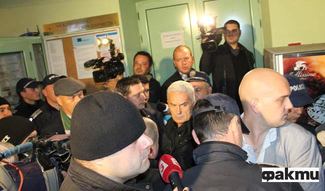 Изхвърлиха със сила Сидеров от НАТФИЗ: Вън, вън - скандираха студентите