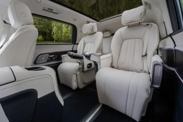 Новият Mercedes-Benz VLE пренася лукса от S-класата в салона на големите семейни ванове