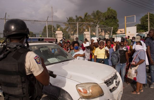  Съединени американски щати отхвърлиха военна помощ на Хаити (СНИМКИ) 