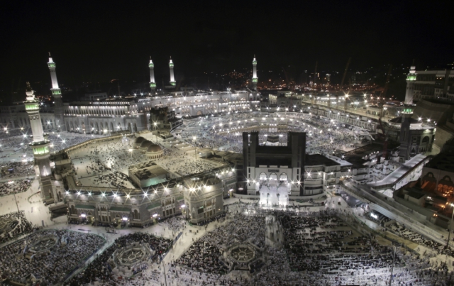 100 000 охраняват хаджа в Мека