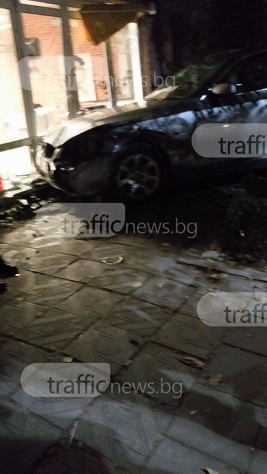 Кола се вряза във фризьорски салон в Пловдив