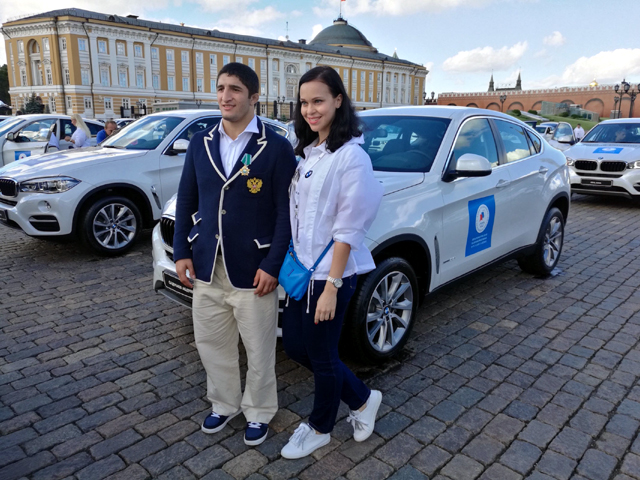 104 бели BMW-та за руските олимпийци
