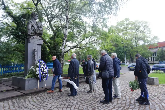 Левски поднесе венци и цветя пред паметника на Гунди, Наско Сираков и Боримиров ги нямаше