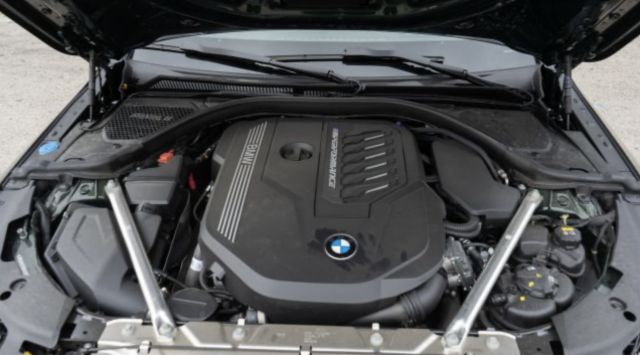 BMW не бърза да се разделя с бензиновите и дизеловите двигатели