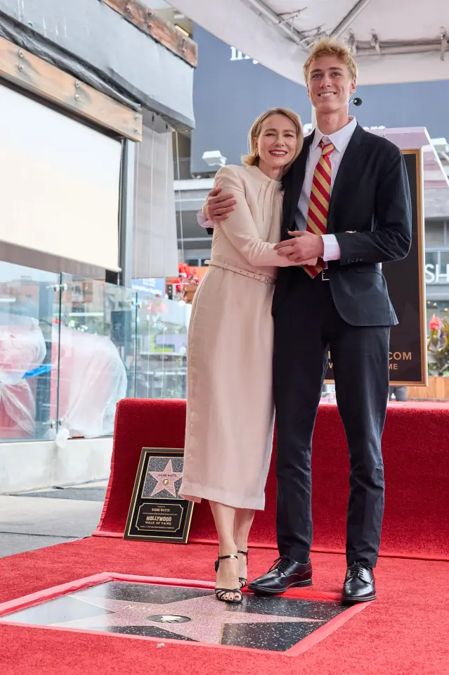 Актрисата Наоми Уотс получи звезда на Алеята на славата в Холивуд (СНИМКИ)