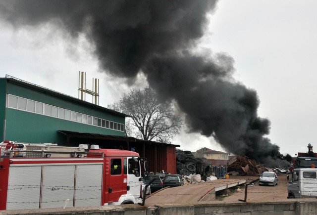Голям пожар в склад за вторични суровини в Хасково (СНИМКИ)