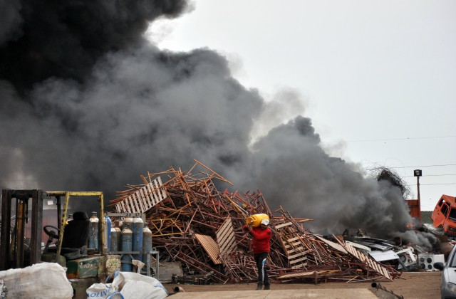 Голям пожар в склад за вторични суровини в Хасково (СНИМКИ)
