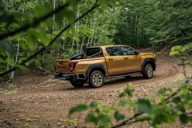 Тествахме новата Toyota Hilux на брутално офроуд трасе. Вижте и колко струва у нас