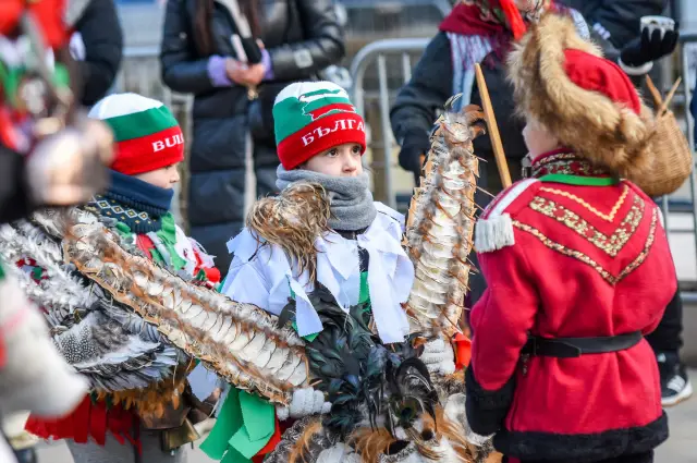 32-ят Международен фестивал на маскарадните игри „ Сурва “ е в разгара си - СНИМКИ