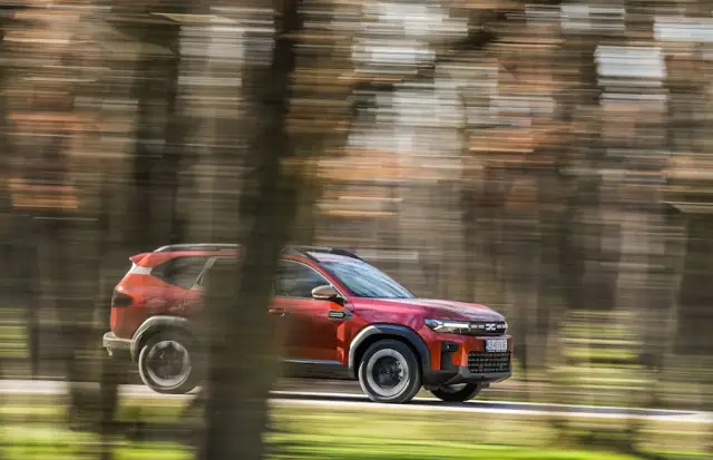 Тествахме най-скъпата Dacia - 4x4, хибрид, автоматик и фабрична АГУ