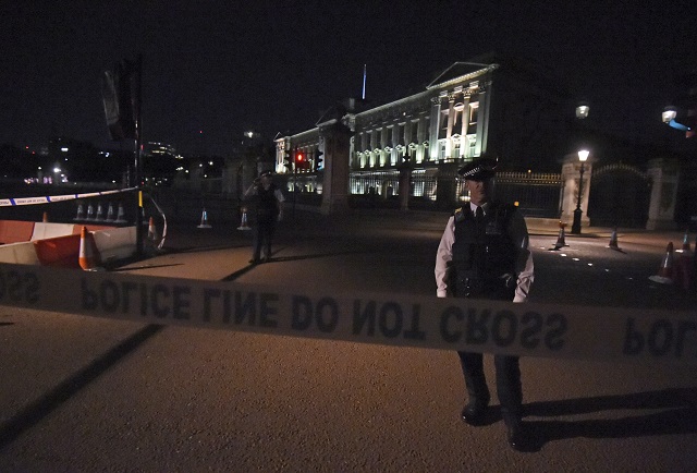 Атакуваха полицаи в сърцето на Лондон (СНИМКИ)
