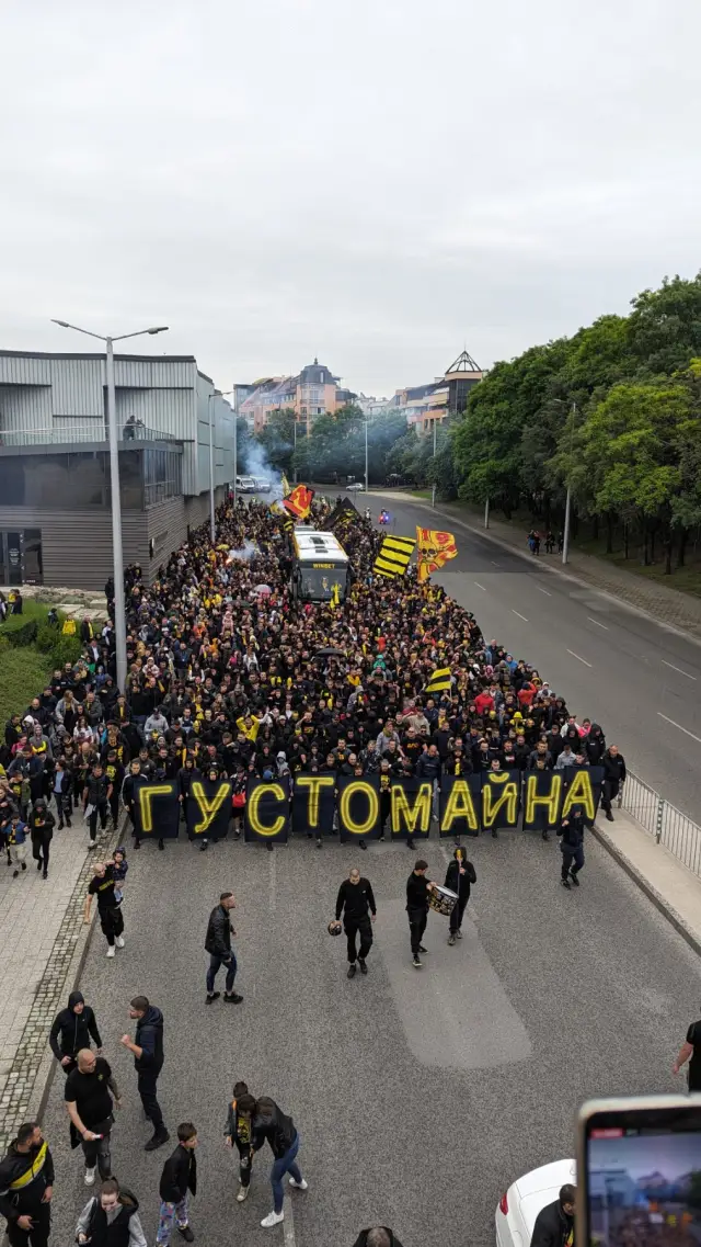 Ботев отпразнува трофея с шествие по улиците на Пловдив (СНИМКИ)