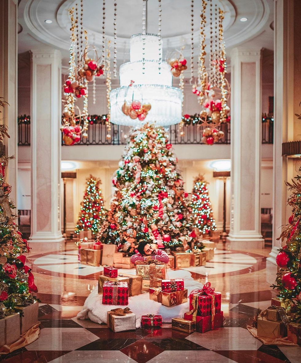 Глезените деца на богаташите се фукат с коледните си подаръци (СНИМКИ)