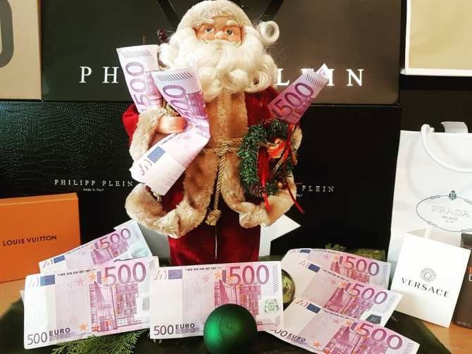Глезените деца на богаташите се фукат с коледните си подаръци (СНИМКИ)