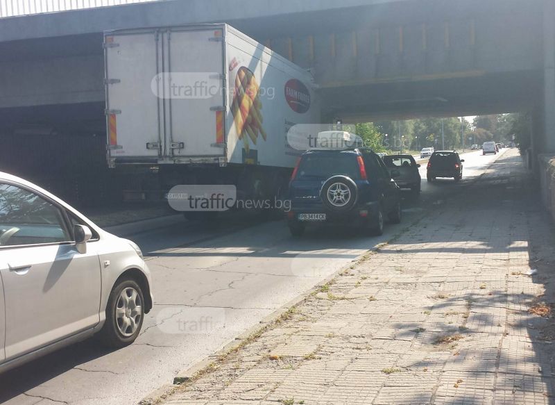 Камион се заклещи под мост в Пловдив (СНИМКИ)