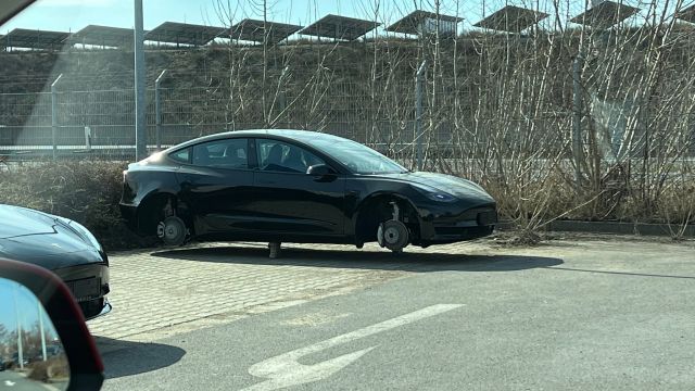 Вандали посегнаха на няколко коли на Tesla в представителство в Германия | интерФакти.БГ Вандали посегнаха на няколко коли на Tesla в представителство в Германия