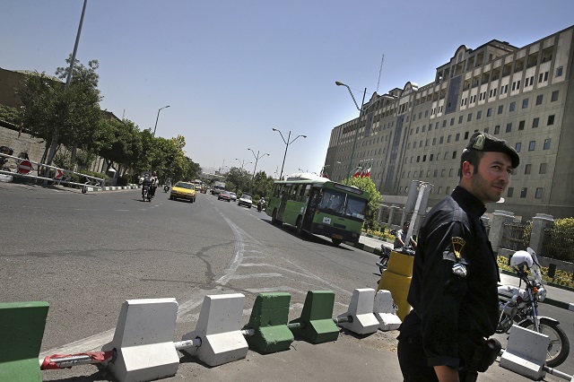 Техеран под охрана и отбрана (СНИМКИ)