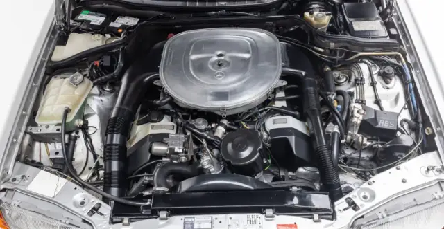 Този 35-годишен Mercedes W126 от AMG смени собственика си за сума, с която можете да си купите чисто нов премиум автомобил