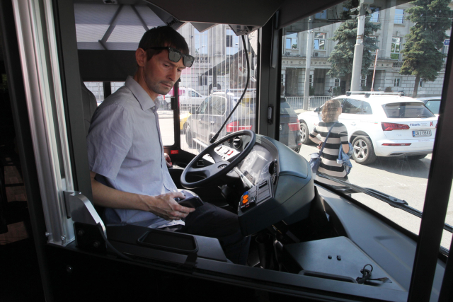 В София тръгна първият хибриден автобус у нас (СНИМКИ)