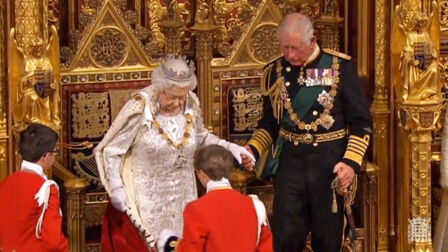 За 66 години кралица Елизабет II прави това едва за трети път (СНИМКИ)