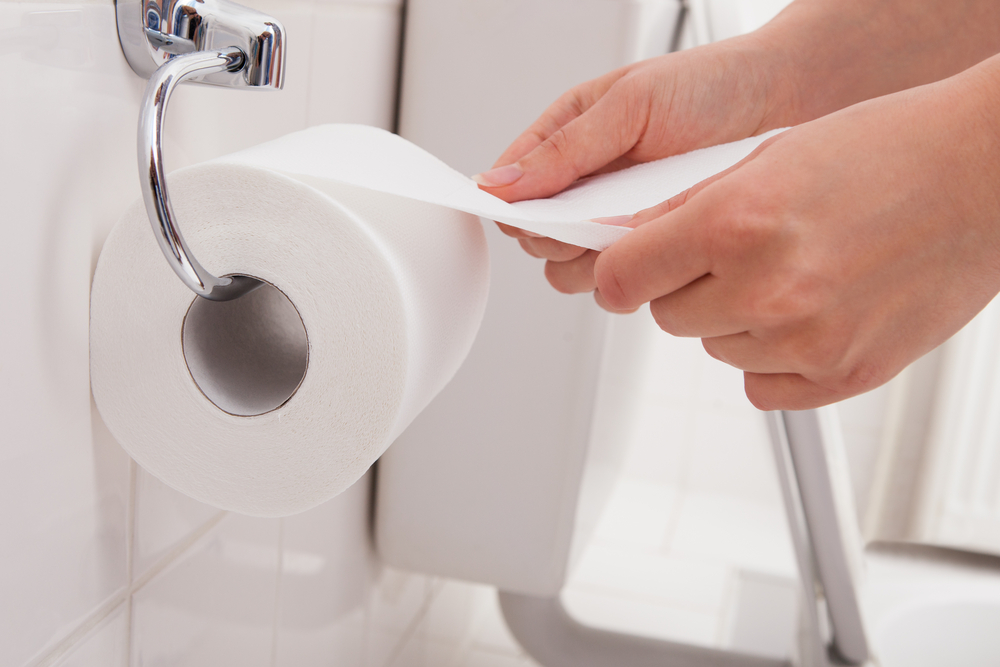 Не покривайте седалката в обществените тоалетна с хартия!