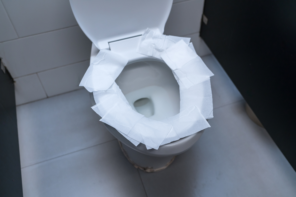 Не покривайте седалката в обществените тоалетна с хартия!