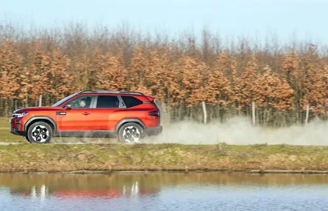Тествахме най-скъпата Dacia - 4x4, хибрид, автоматик и фабрична АГУ