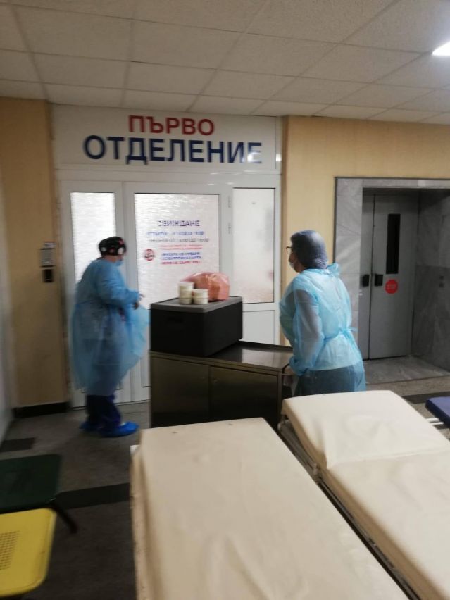 Корнелия Нинова влезе като санитар в COVID отделение (СНИМКИ)