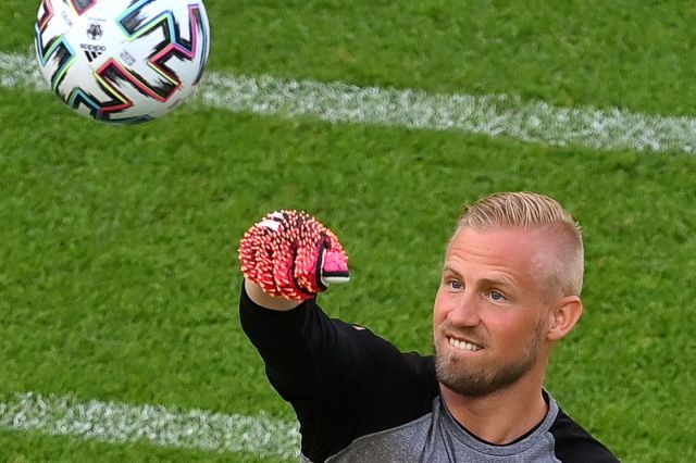 UEFA EURO 2020: Шмайхел респектира противниците с уникални ръкавици