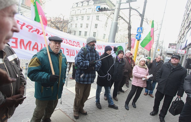 Протестиращи „щурмуваха“ КЕВР (СНИМКИ)