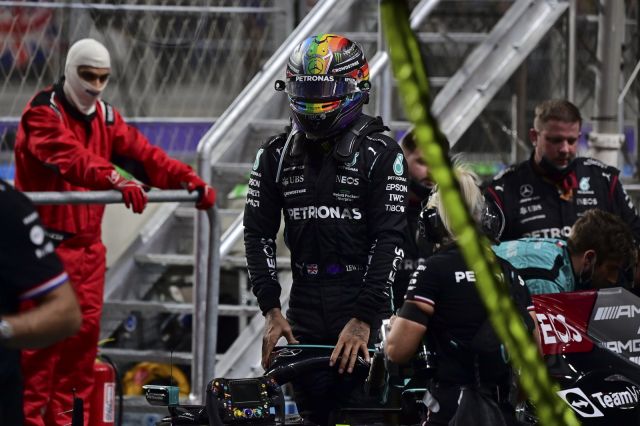  Хамилтън победи в инфарктната конкуренция за Гран При на Саудитска Арабия 